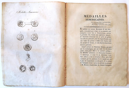 Réunion de deux plaquettes : Archéologie armoricaine : Dissertation sur un ancien édifice, dans le département des côtes du nord, vulgairement connu sous le nom de Temple de Lanleff / Médailles armoricaines.