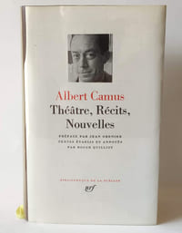 Théâtre, Récits, nouvelles. Ancienne édition épuisée. Contient : Théâtre : Caligula - Le Malentendu - L'État de siège - Les Justes - Révolte dans les Asturies. Adaptations : Les Esprits - La Dévotion à la croix - Un Cas intéressant - Le Chevalier d'Olmedo - Requiem pour une nonne - Les Possédés. Récits et nouvelles : L'Étranger - La Peste - La Chute - L'Exil et le royaume : La Femme adultère. Le Renégat. Les Muets. L'Hôte. Jonas. La Pierre qui pousse. 