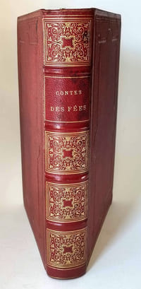 Les contes de fées. Par Perrault, Mme d'Aulnoy, Hamilton et Mme LePrince de Beaumont. Nouvelle édition illustrée de nombreuses gravures dans le texte et de dix grands bois hors-texte par Staal, Bertall etc.