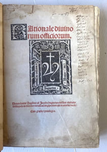 Rationale Divinorum officiorum. Uenundantur Lugduni ab Iacobo. Huguetan eiusdem civitatis bibliopola in vico mercuriali ad angiportum quid ararim ducit Cum gracia et privilegio.