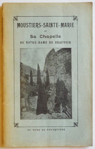 Moustiers-Sainte-Marie et sa chapelle de Notre-Dame de Beauvoir.