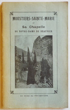 Moustiers-Sainte-Marie et sa chapelle de Notre-Dame de Beauvoir.. MOUSTIERS-SAINTE-MARIE)