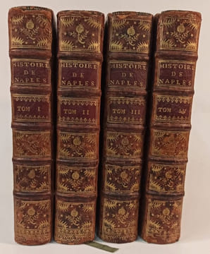 Histoire civile du Royaume de Naples , traduite de l'italien de Pierre Giannone. Avec de Nouvelles Notes, Réflexions, et Médailles fournies par ...