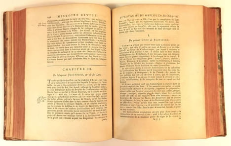 Histoire civile du Royaume de Naples , traduite de l'italien de Pierre Giannone. Avec de Nouvelles Notes, Réflexions, et Médailles fournies par ...