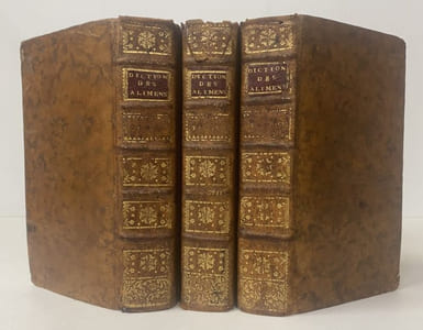 Dictionnaire des Alimens , vins et liqueurs , leurs qualités , leurs effets relativement aux différents ages et aux différents tempéraments ; avec la manière de les appréter,ancienne et moderne , suivant la méthodedes plus habiles Chefs d'Office et Chefs de Cuisine de la Cour et de le ville . Ouvrage très utile dans toutes les familles . Par M.D.C. Chef de cuisine de Mr le Prince de …