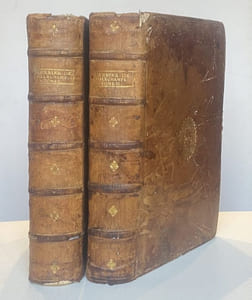 Histoire générale des Plantes contenant VIII livres également departis en deux tomes : Sortie latine de la Bibliothèque de Me Jacques Dalechamps puis faite par Françoise par Me Jean des Moulins, mèdecins très-fameux de leur sièclee, où sont pourtraités et descrites infinies plantes par les noms propres de diverses Nations, leurs espèces, forme, origine, saison, temperament naturel et vertus convenables à la mèdecine, avec un indice contenu au commencement du second, tome trés utile et trés necessaire pour monstrer les proprietez des Simples, et donner guérison à toutes les parties du corps humain.Ensemble les tables des noms en diverses langues.