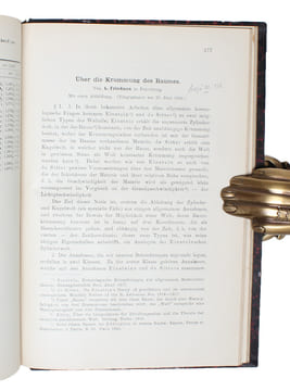 Über die Krümmung des Raumes. + Über die Möglichkeit einer Welt mit konstanter negativer Krümmung des Raumes. + (Einstein's two remarks to the first ...