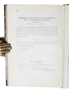 Über die Krümmung des Raumes. + Über die Möglichkeit einer Welt mit konstanter negativer Krümmung des Raumes. + (Einstein's two remarks to the first paper): Bemerkung ... + Notiz ... - [THE CURVATURE OF SPACE]