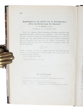 Über die Krümmung des Raumes. + Über die Möglichkeit einer Welt mit konstanter negativer Krümmung des Raumes. + (Einstein's two remarks to the first ...