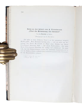 Über die Krümmung des Raumes. + Über die Möglichkeit einer Welt mit konstanter negativer Krümmung des Raumes. + (Einstein's two remarks to the first ...