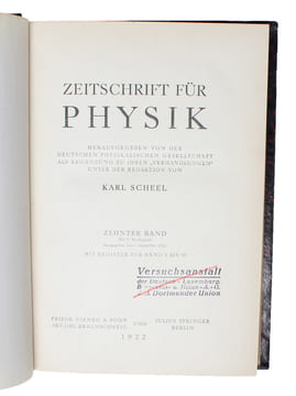 Über die Krümmung des Raumes. + Über die Möglichkeit einer Welt mit konstanter negativer Krümmung des Raumes. + (Einstein's two remarks to the first ...