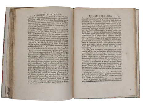 Essai d'une nouvelle Physique celeste. Servant à expliquer les principaux Phenomenes du Ciel, & en particulier la cause physique de l'inclinaison des ...