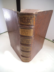 Connoissance de la Mythologie par demandes et par réponses augmentées des traits d’histoire qui ont servi de fondement à tout le système de la fable.Avec table