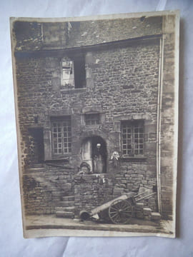 Atelier de Chaudronnerie et Vieilles maisons à VILLEDIEU LES POELES. . Anonyme.