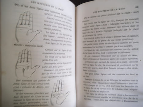  Les mystères de la main révélés et expliqués. . DESBAROLLE Ad. 