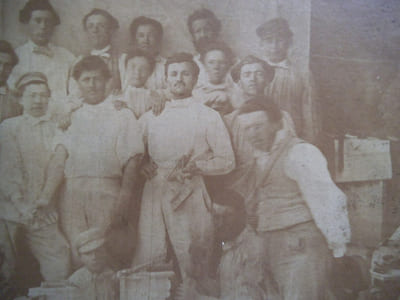 Photographie d’un groupe de sculpteurs,