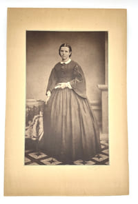 Sans titre (portrait de femme en pied)