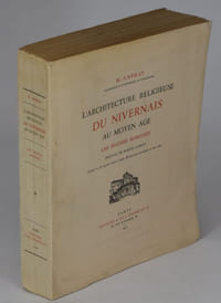 L'Architecture religieuse du Nivernais au Moyen-Âge. Les églises romanes. Préface de Marcel Aubert. Illustré de 51 figures dans le texte, 60 planches hors-texte et une carte. Exemplaire sans carte et planches.