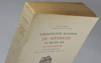 L'Architecture religieuse du Nivernais au Moyen-Âge. Les églises romanes. Préface de Marcel Aubert. Illustré de 51 figures dans le texte, 60 planches hors-texte et une carte. Exemplaire sans carte et planches.