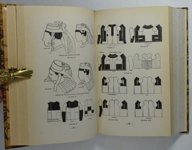 Travaux du laboratoire d'anthropologie générale de la faculté des sciences de Rennes. Les costumes des populations bretonnes. I. Généralités. II. La Cornouaille. III. Le Léon, le Trégor, le Goëlo, la Bretagne Médiane. IV. Le Pays de Vannes, le Pays de Guérande, la Haute-Bretagne. Fascicule additionnel. Méthode pour l'Étude des costumes populaires.