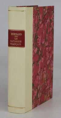 Le Pâtissier français contenant la manière de préparer soi-même pâtés, vol-au-vent, timbales, tourtes, bouchées, tartes, poudings, charlottes, soufflés, sirops, liqueurs et rafraîchissements, pour bal et soirées, crèmes, sorbets et glaces.