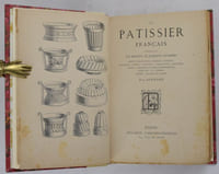 Le Pâtissier français contenant la manière de préparer soi-même pâtés, vol-au-vent, timbales, tourtes, bouchées, tartes, poudings, charlottes, soufflés, sirops, liqueurs et rafraîchissements, pour bal et soirées, crèmes, sorbets et glaces.