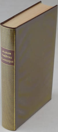 [Album Pléiade] Album Théâtre classique. La vie théâtrale sous Louis XIII et Louis XIV. Iconographie réunie et commentée par Sylvie Chevalley.