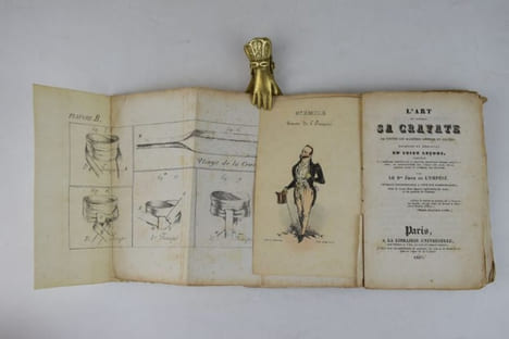 L'Art de mettre sa cravate de toutes les manières connues et usitées, enseigné et démontré en seize leçons, précédé de l'Histoire complète de la ...