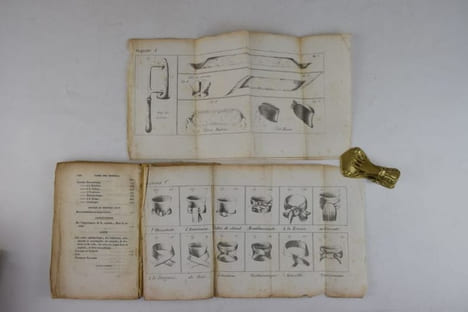 L'Art de mettre sa cravate de toutes les manières connues et usitées, enseigné et démontré en seize leçons, précédé de l'Histoire complète de la ...
