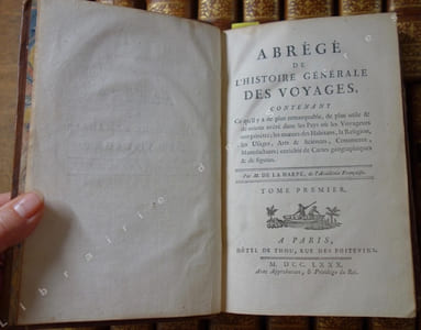  Abrégé de l'histoire générale des voyages, contenant ce qu'il y a de plus remarquable, de plus utile & de mieux avéré dans les Pays où les Voyageurs ont pénétré; les moeurs des Habitans, la Religion, les Usages, Arts & Sciences, Commerce, Manufactures; enrichie de Cartes géographiques & de figures