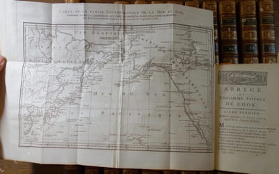  Abrégé de l'histoire générale des voyages, contenant ce qu'il y a de plus remarquable, de plus utile & de mieux avéré dans les Pays où les Voyageurs ont pénétré; les moeurs des Habitans, la Religion, les Usages, Arts & Sciences, Commerce, Manufactures; enrichie de Cartes géographiques & de figures