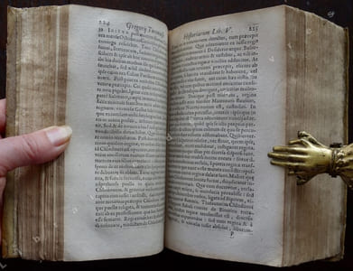 Historiae Francorum libri decem. Quibus non ita pridem adiectus est liber XI centum & decem annorum historiam continens, alio quodam auctore. His appendicem ad Gregorium, ante quingentos circiter annos concinnatam, aliaque nonnulla eiusdem seculi & argumenti opuscula, quae pagella sequens docebit, hactenus non edita adtexuimus. Ex bibliotheca Laur. Bochelii. /- Suivi de : Ioannis monachi Maioris Monasterii qui rege Ludovico iuniore vixit, Historiae Gauffredi ducis Normannorum, & comitis Andegavorum, Turonorum & Coenomannorum libri duo, hactenus non editi. Ex bibliotheca Laurentii Bochelli, & eiusdem notis aliquot illustrati
