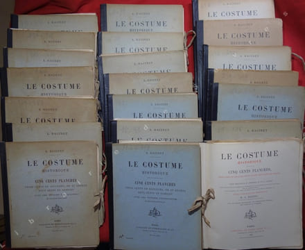 Le costume historique. - Cinq cents planches, trois cents en couleurs, or et argent, deux cents en camaïeu. - Types principaux du vêtement et de la ...