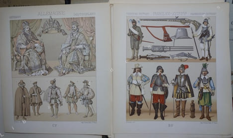 Le costume historique. - Cinq cents planches, trois cents en couleurs, or et argent, deux cents en camaïeu. - Types principaux du vêtement et de la ...