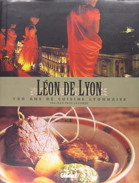 Léon de Lyon - 100 ans de cuisine Lyonnaise, par Jean Paul Lacombe.. Mailhes. F. (Jean Paul Lacombe.)