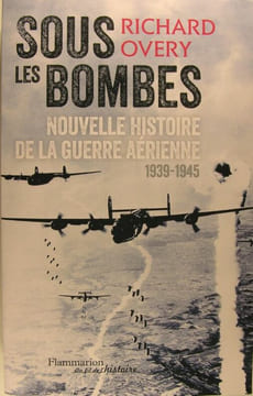 Sous les bombes : Nouvelle histoire de la guerre aérienne, 1939-1945.. Richard Overy