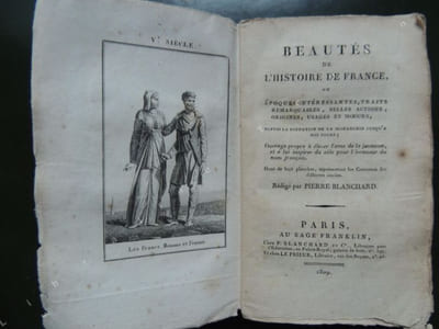 BEAUTES DE L ' HISTOIIRE DE FRANCE ou EPOQUES INTERESSANTES , TRAITS REMARQUABLES , BELLES ACTIONS , ORIGINES , USAGES ET MOEURS , DEPUIS LA FONDATION DE LA MONARCHIE JUSQU ' A NOS JOURS Orné de huit planches représentant les costumes des différens siècles .