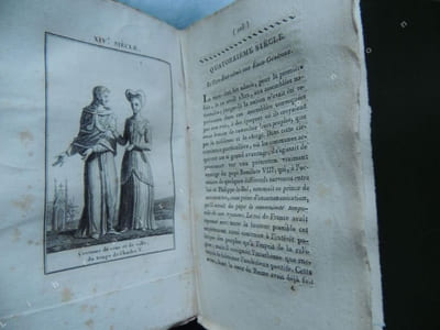 BEAUTES DE L ' HISTOIIRE DE FRANCE ou EPOQUES INTERESSANTES , TRAITS REMARQUABLES , BELLES ACTIONS , ORIGINES , USAGES ET MOEURS , DEPUIS LA FONDATION DE LA MONARCHIE JUSQU ' A NOS JOURS Orné de huit planches représentant les costumes des différens siècles .