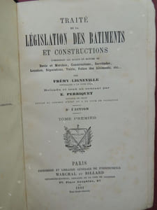 TRAITE DE LA LEGISLATION DES BATIMENTS ET CONSTRUCTIONS Comprenant les règles en matière de devis et marchés , constructions , servitudes , location , réparations , voiries , police des bâtiments