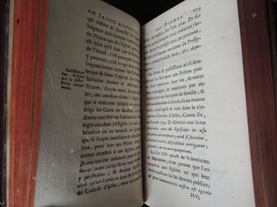 TRAITE  HISTORIQUE   DE  L ' ORIGINE  ET NATURE  DES DIXMES  , ET DES  BIENS POSSEDES  PAR  LES  ECCLESiASTIQUES  EN FRANCHE AUMÔNE  &  DE LEURS  CHARGES (suivi de : )  OBSERVATIONS  IMPORTANTES  SUR  LE TRAITE  HISTORIQUE  DE L ' ORIGINE  ET   DE  LA  NATURE   DES  DIXMES  DE M. DE FREMINVILLE    Par M.  G. 