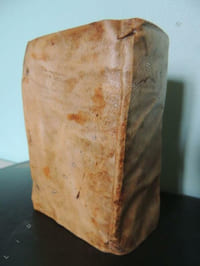 OPERA CORNELII TACITI quae extant : Annalium, ab excessu Augusti, libri XVI ; Historiarum, ab excessu Neronis, libri V ; De moribus Germanorum, liber I ; De vita Julii Agricolae, Liber I ; Dialogus, de caussis corruptae eloquentiae, ambigui scriptoris ; Gnomologia & distinctis breviariis aucta ; subjecti sunt item variarum lectionum, & rerum locupletissimi indices