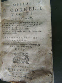 OPERA CORNELII TACITI quae extant : Annalium, ab excessu Augusti, libri XVI ; Historiarum, ab excessu Neronis, libri V ; De moribus Germanorum, liber I ; De vita Julii Agricolae, Liber I ; Dialogus, de caussis corruptae eloquentiae, ambigui scriptoris ; Gnomologia & distinctis breviariis aucta ; subjecti sunt item variarum lectionum, & rerum locupletissimi indices