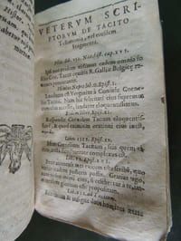 OPERA CORNELII TACITI quae extant : Annalium, ab excessu Augusti, libri XVI ; Historiarum, ab excessu Neronis, libri V ; De moribus Germanorum, liber I ; De vita Julii Agricolae, Liber I ; Dialogus, de caussis corruptae eloquentiae, ambigui scriptoris ; Gnomologia & distinctis breviariis aucta ; subjecti sunt item variarum lectionum, & rerum locupletissimi indices
