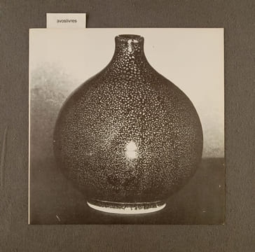 18 artistes et la terre. . [CERAMIQUE CONTEMPORAINE]. - Rare catalogue d’exposition, 1975. -  NOËLLA GEST, Galerie. 