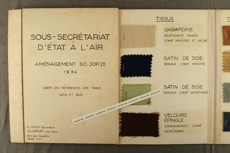 « SOUS-SECRETARIAT D’ETAT A L’AIR. AMENAGEMENT SO.30P.25, 1954. Carte de références des tissus, tapis et bois. A. MAUNY décorateur / J.A. DEPORT cons. Tech. 25 bis rue Franklin Paris XVIe ». -