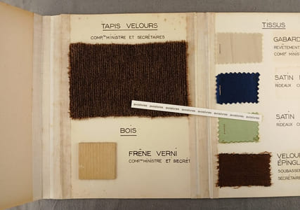 « SOUS-SECRETARIAT D’ETAT A L’AIR. AMENAGEMENT SO.30P.25, 1954. Carte de références des tissus, tapis et bois. A. MAUNY décorateur / J.A. DEPORT cons. Tech. 25 bis rue Franklin Paris XVIe ». -
