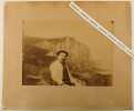 [Portrait de peintre]. - [Intérieur extérieur ?]. -. [PEINTURE] - [PHOTOGRAPHIE ORIGINALE]. [NORMANDIE]. - PHOTOGRAPHIE TRES ORIGINALE XIXe DU PEINTRE ...