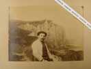 [Portrait de peintre]. - [Intérieur extérieur ?]. -. [PEINTURE] - [PHOTOGRAPHIE ORIGINALE]. [NORMANDIE]. - PHOTOGRAPHIE TRES ORIGINALE XIXe DU PEINTRE ...