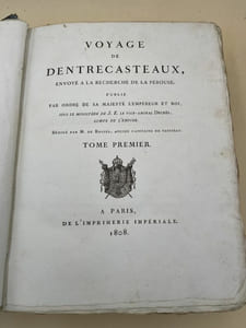 Voyage de Dentrecasteaux envoyé à la recherche de La Pérouse. Publié par ordre de sa Majesté l'Empereur et Roi, sous le Ministère de S.E. le Vice Amiral Decrès, Comte de l'Empire, rédigé par M. de Rossel,ancien Capitaine de vaisseau. Tome 1 seul