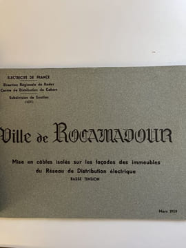 Ville de Rocamadour. Mise en cables isolés sur les facades des immeubles du réseau de distribution éléctique basse tension . ELECTRICITE DE FRANCE